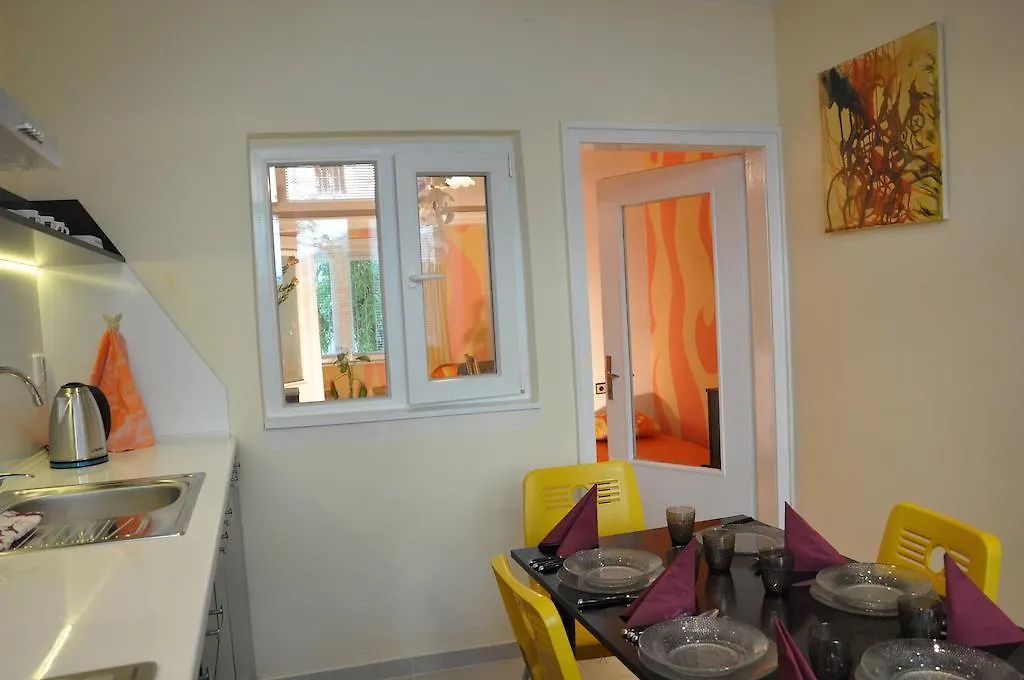 Arlequin Apartment Warna
